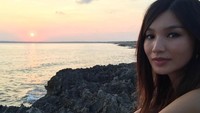 Cukup banyak foto dirinya berlatar pantai dan lautan biru (gemma_chan/Instagram)