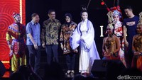 Salah satunya adalah sebuah lagu dari Indonesia yg berjudul Sing-Sing So yang dikoloborasikan dengan pertunjukan Beijing Opera yang menghasilkan sebuah karya indah perpaduan budaya Indonesia dan Tiongkok.
