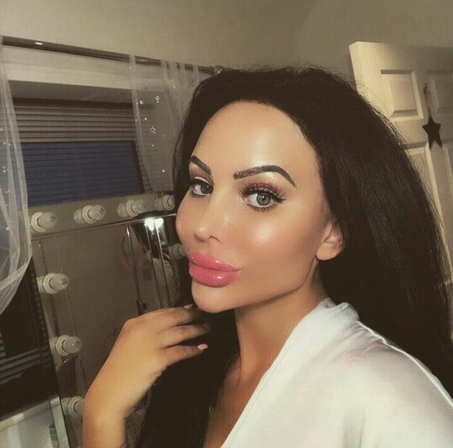 Wanita yang terobsesi operas plastik Star Delguidice telah melakukan 200 kali oplas. Dia melakoni rekonstruksi kecantikan sejak usia 17 hingga kini umurnya 28. Foto: Dok. Instagram @StarDelguidice