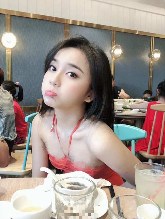 Gadis berambut panjang ini juga memiliki suara yang merdu, dan telah belajar musik sejak usia muda. Foto: Weibo