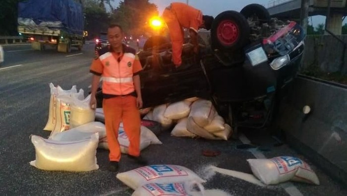 Pikap Bermuatan Beras Terbalik di Tol Jatiwaringin, Lalin Padat