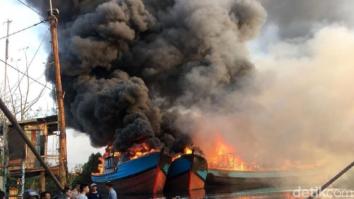 Lima Kapal Porsen 150 GT Terbakar di Pekalongan