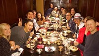 Reunian dengan semua kru dan bintang di Crazy Rich Asians, makin seru dengan hidangan BBQ dan wine serta bir. Foto: Instagram @henrygolding