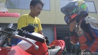 Sebelum memulai balap Zahri selalu berharap dan berdoa agar mendapat podium. Terbilang hebat, Zahri mampu finish melibas sirkuit sentul di posisi 12 dari 25 pembalap. Foto: Ridwan Arifin