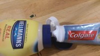 Karena mayonnaise dan pasta gigi punya bentuk dan tekstur yang sama, cara ini selalu ampuh untuk mengerjai pencinta mayonnaise. Pastikan hirup dulu isi mayonnaise sebelum digunakan, ya! Foto: Istimewa
