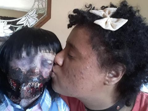 Felicity Kadlec jatuh cinta dan akan menikahi boneka zombienya yang bernama Kelly 