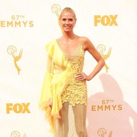Heidi Klum tampil dengan gaun kuning yang punya berbagai detail berbeda. Sayangnya, gaun ini terlihat tidak rapi dan elegan. Foto: Getty Images