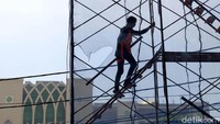 Jembatan Penyeberangan Multiguna (JPM) atau Skybridge Tanah Abang ini ditargetkan rampung pada 15 Oktober 2018.