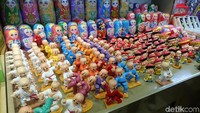 Harganya pun murah. contoh harga gantungan kunci dan tempelan di kulkas dibanderol 10 Yuan untuk 3 item. Ada juga hiasan meja dan dinding dengan aneka bentuk serta gambar, misalnya hiasan meja dengan ilustrasi panda hingga minatur Boboho (Raras Prawitaningrum/detikTravel)
