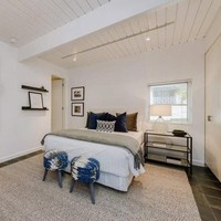 Salah satu kamar tidur tamu yang ditata bak hotel bintang lima. Ada double bed, rak, dua kursi, serta karpet. Foto: Dok. Trulia, Dok. Sothebys International Realty