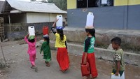 Sejumlah anak memanggul jerigen berisi air bersih di Desa Jambearum, Sumberjambe, Jember, Jawa Timur. Akibat kekeringan setiap hari anak-anak tersebut membantu orang tuanya mengambil air bersih di tempat yang berjarak sekitar 250 meter dari rumah untuk kebutuhan minum dan memasak. ANTARA FOTO/Seno