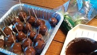 Membuat cokelat pop cake dari brussels sprout. Telihat seperti pop cake sungguhan, kan? Jadi jangan tertipu! Foto: Istimewa