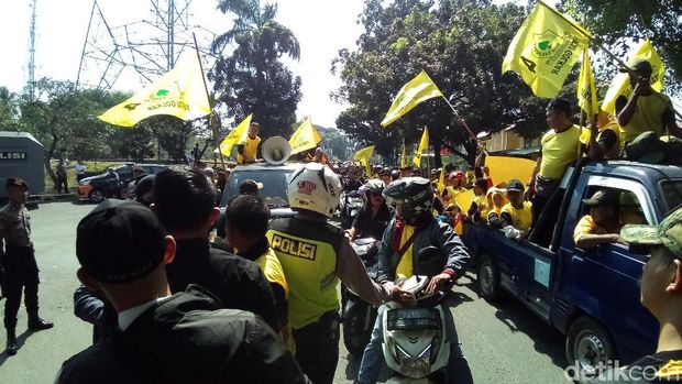 Polisi menahan massa untuk tidak ke kantor DPD Golkar Depok untuk menghindari kericuhan