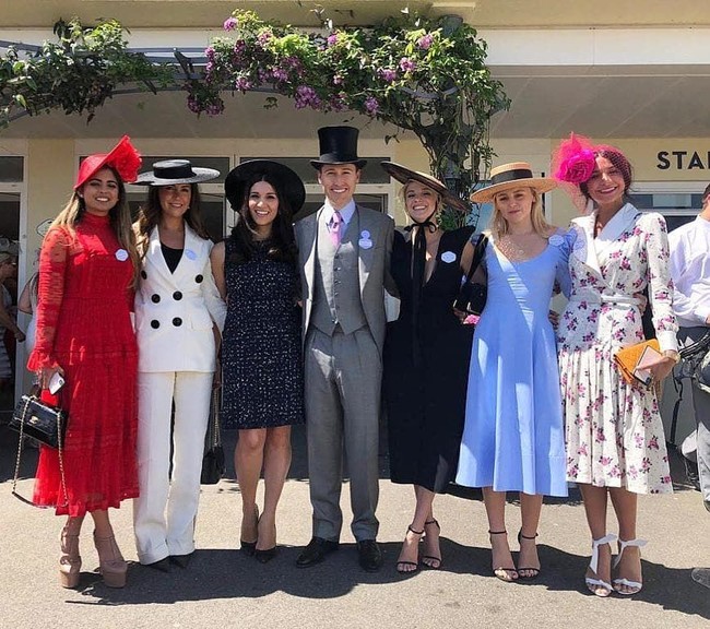 Isha Ambani tampil elegan saat menghadiri acara pacuan kuda untuk bangsawan Royal Ascot. Layaknya keluarga kerajaan Inggris yang datang ke Royal Ascot, Isha pun memakai topi ala bangsawan. Foto: Instagram