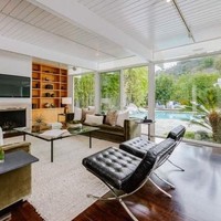 Rumah berlantai satu ini berdesain modern dengan dekorasi berpalet terang yang membuat tiap ruangan terasa lebih luas dan lega. Banyaknya ventilasi, membuat rumah terasa sejuk dan mendapat pencahayaan alami yang cukup kala siang. Foto: Dok. Trulia, Dok. Sothebys International Realty