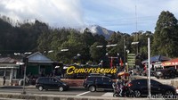 Gunung Lawu berada di 3 kabupaten yakni Magetan dan Ngawi Jawa Timur serta Karanganyar, Jawa Tengah. Berketinggian 3.265 mdpl dan punya 3 jalur pendakian yakni Cemoro Kandang dan Candi Cetho di Karanganyar dan Cemoro Sewu, Magetan (Sugeng Harianto/detikTravel)