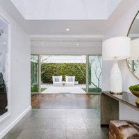 Pintu masuk rumah langsung menuju ke halaman luas yang telah dilengkapi furnitur seperti kursi taman, meja kecil dan bantal hias.  Foto: Dok. Trulia, Dok. Sothebys International Realty