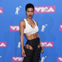 Nama penyanyi Teyana Taylor mungkin belum setenar Beyonce atau Madonna. Tapi gayanya nggak kalah seksi dari mereka. Bahkan, pelantun Gonna Love Me punya otot perut yang terpahat tegas alias sixpack. (Foto: Getty Images)