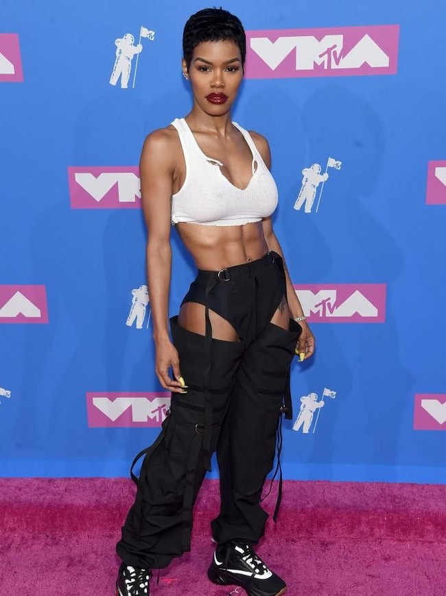 Nama penyanyi Teyana Taylor mungkin belum setenar Beyonce atau Madonna. Tapi gayanya nggak kalah seksi dari mereka. Bahkan, pelantun Gonna Love Me punya otot perut yang terpahat tegas alias sixpack. (Foto: Getty Images)