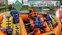 Sebelum mulai rafting, pakai dulu alat keselamatan standar. Ada jaket penyelamat, dan juga helm agar traveler tetap merasa aman saat rafting. (dok. Dinas Pariwisata Aceh)
