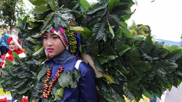 Gadis Gayo dan Kostum  Daun Kopi