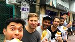 Tampannya Henry Golding Crazy Rich Asians, Saat Makan Chilli Crab