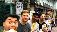 Mencicipi bhan mi khas Vietnam, Henry bersama teman-temannya terlihat bersemangat mencicipi street food yang berada di sana. Foto: Instagram @henrygolding