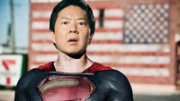 Banyak yang mengedit fotonya dengan jubah dan kostum yang biasa dikenakan Henry Cavill itu. (Foto: dok. Twitter/kenjeong)