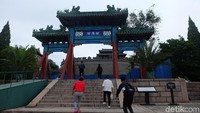 Traveler bisa menjelajah situs ini dari Gerbang Juyongguan yang tak jauh dari Beijing dan berjarak 11 km dari Gerbang Tembok China Badaling. Udara saat itu cukup sejuk, yakni 19 derajat celcius sehingga disarankan menggunakan jaket atau baju hangat (Raras Prawitaningrum/detikTravel)