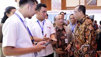 Direktur utama PT PELNI (Persero) Insan Purwarisya L. Tobing langsung yang mendampingi Menteri perhubungan Budi Karya Sumadi melihat dan menjajal aplikasi logistik Pelni tersebut. Foto: dok. Pelni