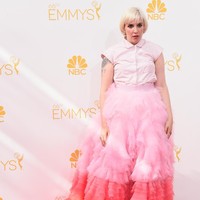 Lena Dunham di 2014 pernah memakai gaun dengan rok bertumpuk yang membuatnya seperti pinata. Foto: Getty Images