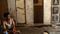 Selain itu menurut keterangan warga lainnya,  sebenarnya beberapa warga yang tinggal di hunian sementara itu telah dibujuk untuk pindah di Rusun Marunda tetapi warga menolak karena letaknya yang terlalu jauh dari mata pencaharian mereka.