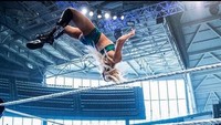 Wow! Charlotte melompat sambil membalikan badannya di arena WWE. (Instagram/charlottewwe)