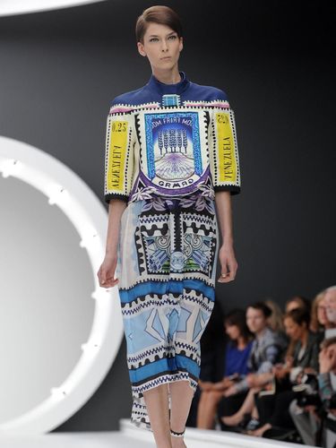 Salah satu karya Mary Katrantzou di London Fashion Week Spring 2013. Ketika itu, prangko dan mata uang menjadi sumber inspirasinya.
