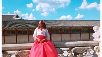Dalam balutan Hanbok, Ellen tampil memesona di Gyeongbokgung Palace. (ellenrachell/Instagram)