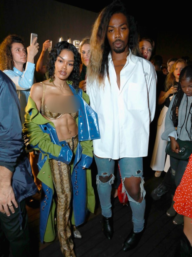Eksis di New York Fashion Week baru-baru ini, Teyana tak ragu untuk memamerkan perut berototnya. Siapa sangka, penyanyi 27 tahun ini sudah dikaruniai satu orang anak. (Foto: Astrid Stawiarz/Getty Images for Meesika)