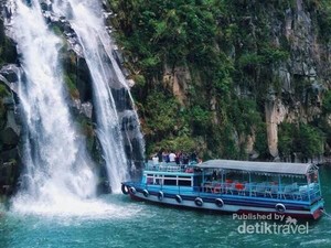 Cantiknya Air Terjun Situmurun yang Alirannya Langsung ke Danau Toba