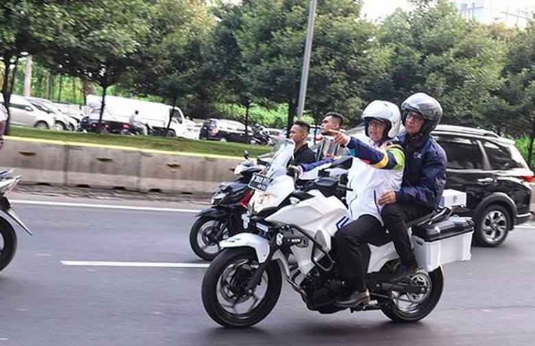 Anies Baswedan Motoran, Naik Vespa hingga Moge Dishub