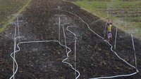 Tak sedikit juga dari petani yang menyirami permukaan sawah miliknya yang terdampak kekeringan seperti di Wates, Tulungagung, Jawa Timur. Teknik pembasahan menggunakan pompa air bawah tanah dan alat penyiram paralel sprinkle buatan sendiri itu bertujuan untuk menggemburkan tanah agar lebih mudah dibajak sekaligus persiapan bercocok tanam palawija selama musim kering. ANTARA FOTO/Destyan Sujarwoko