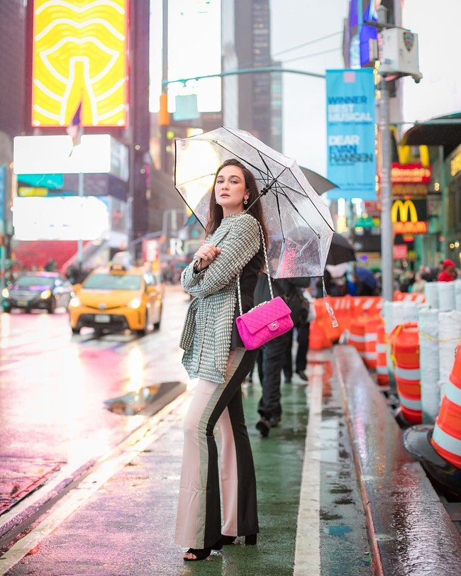 Luna Maya baru saja menghadiri New York Fashion Week 2019. Luna pun sempat bergaya #ootd di kawasan Time Square yang padat di sela-sela aktivitasnya di New York. Dia tampil stylish membawa tas berwarna fuschia dari Chanel. Foto: Instagram