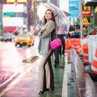 Luna Maya baru saja menghadiri New York Fashion Week 2019. Luna pun sempat bergaya #ootd di kawasan Time Square yang padat di sela-sela aktivitasnya di New York. Dia tampil stylish membawa tas berwarna fuschia dari Chanel. Foto: Instagram