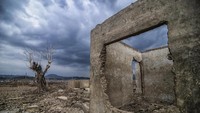 Saat musim kemarau tiba, genangan air di Waduk Jatigede menyusut sehingga sejumlah puing bangunan di desa yang tenggelam kembali terlihat muncul ke permukaan. Foto: AntaraFoto/Raisan Alfarisi