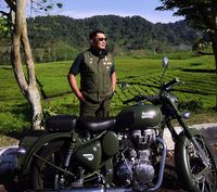 Ridwan Kamil dan motor Royal Enfield Classic Battle Green. 