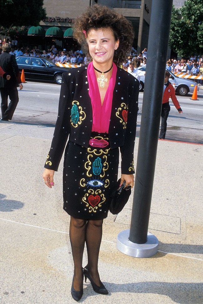 Gaya Tracey Ullman di tahun 1988. Setelan ini lebih cocok dipakai ke kantor dibanding karpet merah. Foto: Getty Images