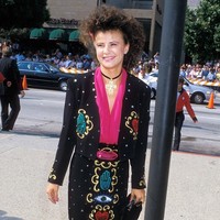 Gaya Tracey Ullman di tahun 1988. Setelan ini lebih cocok dipakai ke kantor dibanding karpet merah. Foto: Getty Images