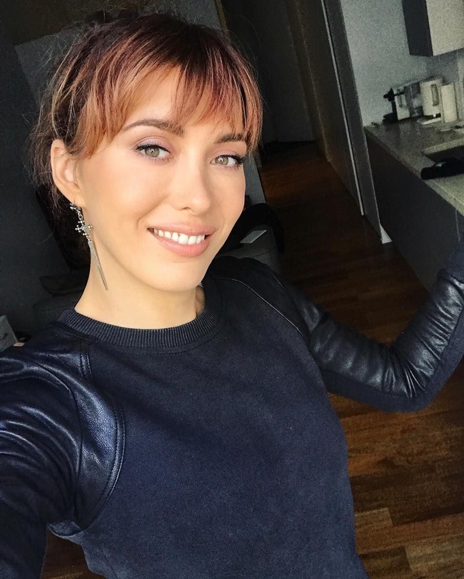 Paris kemudian terjun ke dunia MC. Dia menjadi presenter transgender pertama radio BBC dan Channel4.  Foto: Instagram ( @paris.lees)