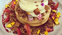 Siapa sangkat Mesty juga doyan dessert. Kali ini ada pancake hangat dengan topping es krim, granola dan potongan buah strawberry. Nyam nyamm! Foto: Instagram mestyariotedjo