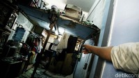 Mereka mengeluhkan bahwa hunian sementara lantai dasar itu terlalu sempit dan tidak sesuai dengan ukuran unit kamar rusun pada umumnya.