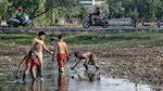Empang Kering Jadi Lahan Bermain Anak-anak di Utara Jakarta