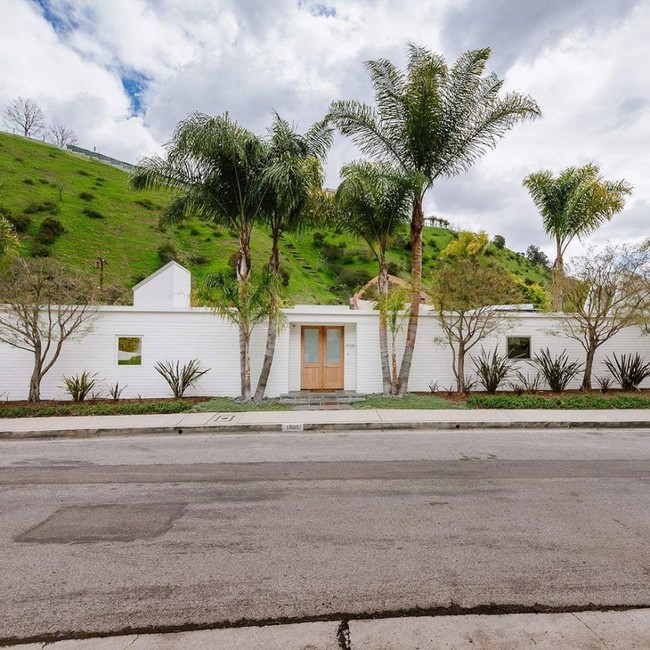 Taylor Swift menjual rumah yang ia beli pada 2012 silam dengan harga Rp 43,9 miliar. Rumah seluas 274 meter per segi ini memiliki empat kamar tidur dan lima kamar mandi. Foto: Dok. Trulia, Dok. Sothebys International Realty